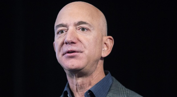 Jeff Bezos, il patron di Amazon denunciato dall'ex domestica: «Insulti razzisti e turni di 14 ore»