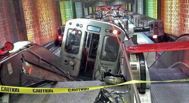 Chicago, metro deraglia e finisce sulle scale mobili