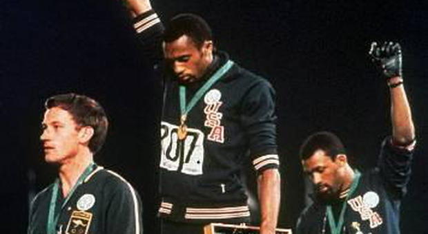 Olimpiadi, gli Usa fanno pace con Smith e Carlos a 49 anni dalla protesta in Messico: i simboli dei neri d'America nell'Hall Fame