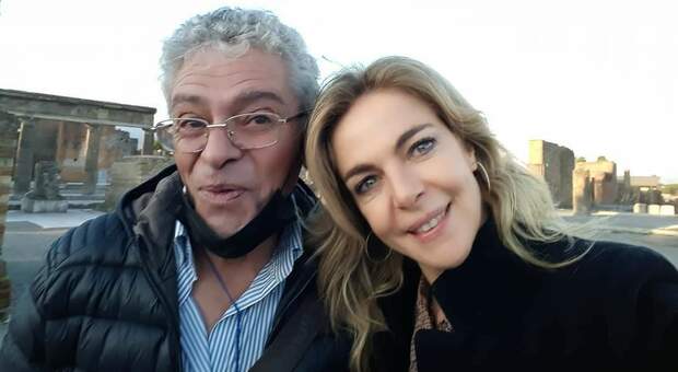 Claudia Gerini innamorata degli Scavi di Pompei: il selfie con la guida è virale