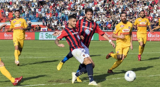 Serie B, il Cosenza esulta con Tutino, il Crotone torna alla vittoria
