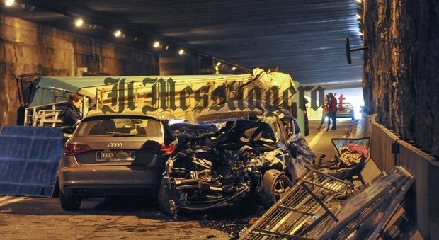 Roma, maxi scontro nel tunnel di Acilia sulla via del Mare tra un furgone e quattro auto. Grave uno dei conducenti
