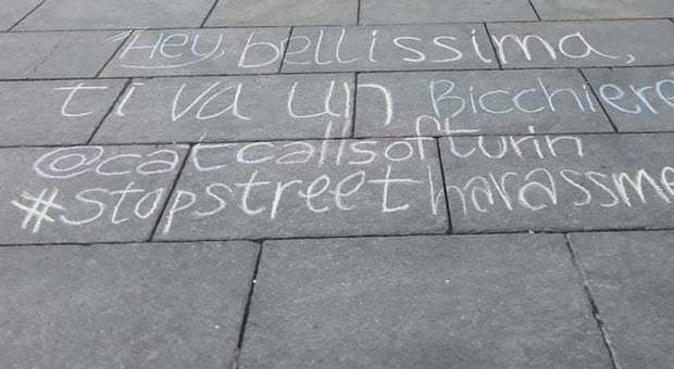 Le molestie verbali scritte con i gessetti in strada a Torino