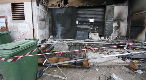 Incubo racket delle estorsioni: incendiato un bar nel Napoletano