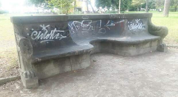 Napoli, vandali in Villa Comunale: imbrattate fontane e panchine storiche