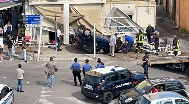 Incidente a Torre Annunziata, auto si ribalta e finisce nel gazebo del bar: grave anziano