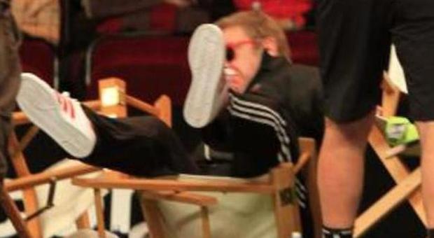 Elton John cade dalla sedia (Olycom)