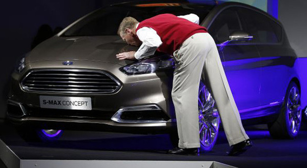 Alan Mulally il numero uno della Ford bacia la nuova S-Max Concept