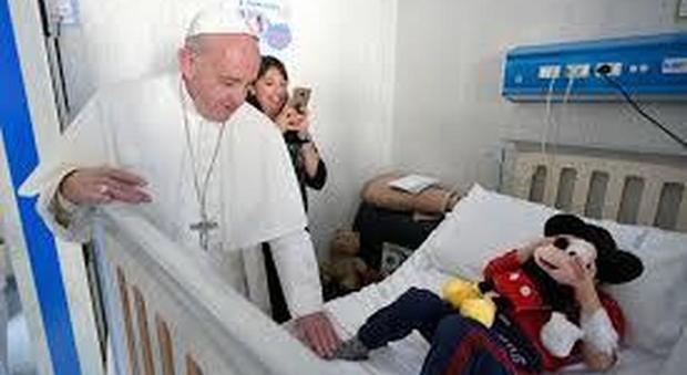 Papa Francesco: «Oggi peggio che a Sparta, si scartano i bambini con le malformazioni»