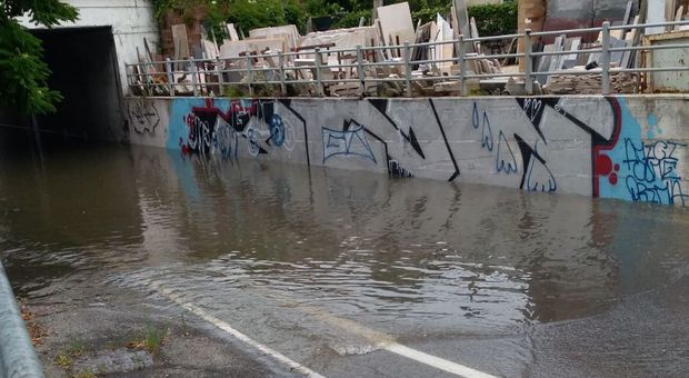 Bomba d'acqua su Pesaro e Fano: Statale chiusa e sottopassi allagati
