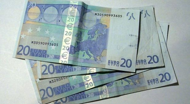 Shopping con banconote false, turista denunciato a Castellabate