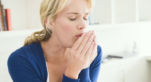 Raffreddore o Covid? Dal mal di testa alla tosse: come distinguere i sintomi (e quando fare il tampone)