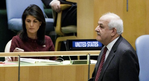 L ambasciatrice Usa all Onu Nikki Haley e l osservatore della Palestina Riyad Mansour