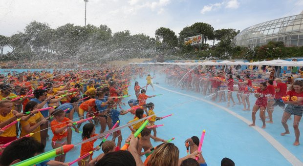Sfida a spruzzi d'acqua, all'Aquafan di Riccione il primo watergame che ha coinvolto più di mille persone