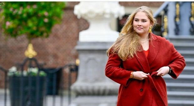 «Amalia d'Olanda rischiava di essere rapita»: chi è l'erede al trono che vive "blindata" ad Amsterdam
