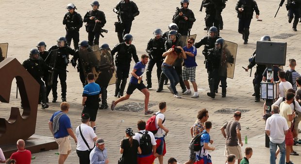 Euro 2016, la polizia ferma 18 hooligans tedeschi a Lilla. Sequestrati passamontagna