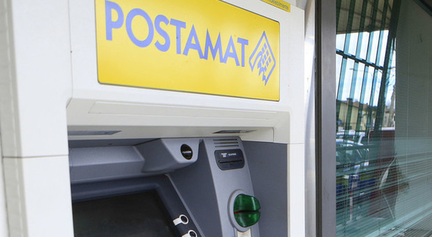 Padova, bancomat impazzito: distribuisce per 36 ore il doppio dei soldi richiesti