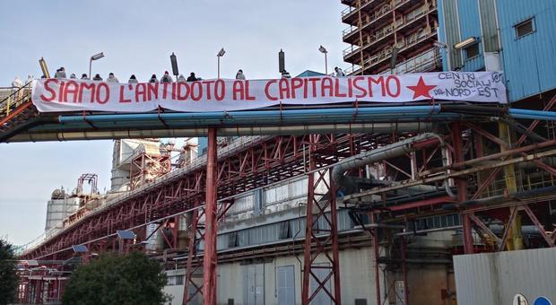 Attivisti nella centrale elettrica Palladio di Fusina: impianto bloccato