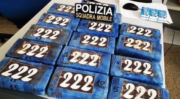 Negli sportelli dell'auto nascondeva 18 chili di cocaina: avrebbe fruttato più di 2 milioni di euro. Pochi giorni fa un altro maxi sequestro