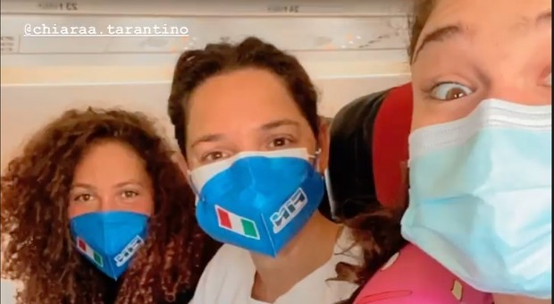 Le tre atlete pugliesi Chiara Tarantino, Elena Di Liddo e Benedetta Pilato sull'aereo di ritorno da Budapest