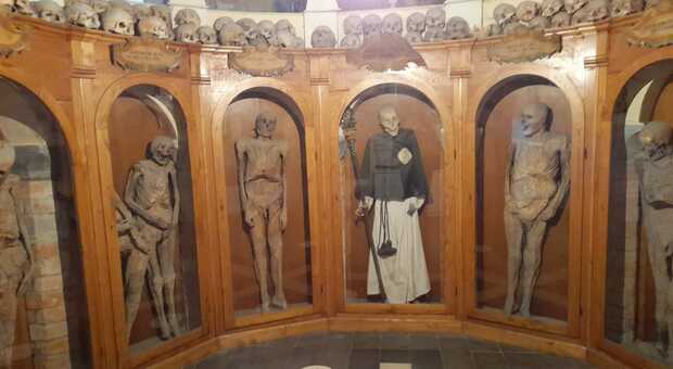 Il museo delle mummie di Urbania, c'è anche il farmacista che le ha studiate per scoprirne i segreti