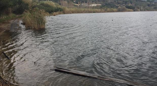 L'agonia dell'Averno, canale ostruito e il lago rompe gli argini