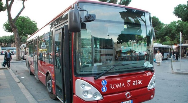 Roma, donna investita da un autobus: è stata ricoverata in codice rosso