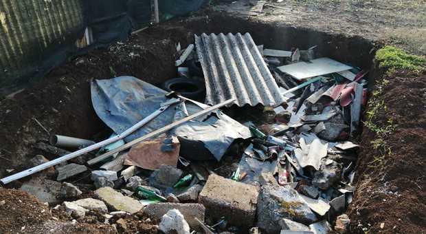 Sorpreso a sotterrare rifiuti pericolosi a Fondi: denunciato