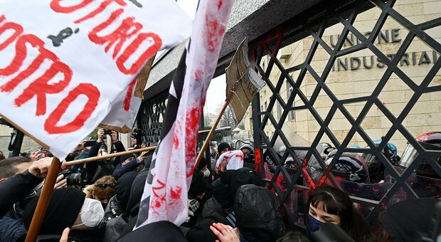 Torino, Tensione Al Corteo Degli Studenti: Assalto A Confindustria, 7 ...