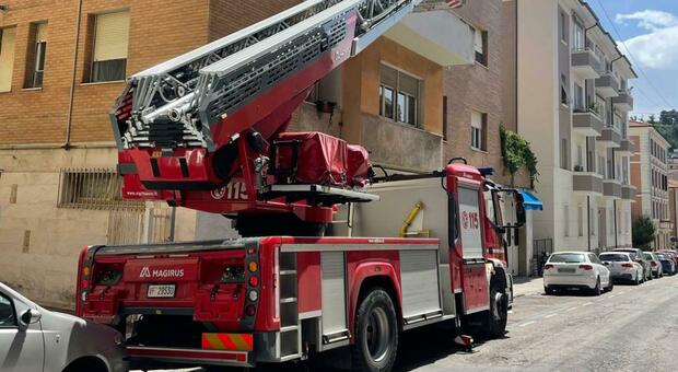 Si staccano pezzi dal balcone, area transennata in via Damiano Chiesa ad Ancona e intervento dei vigili del fuoco