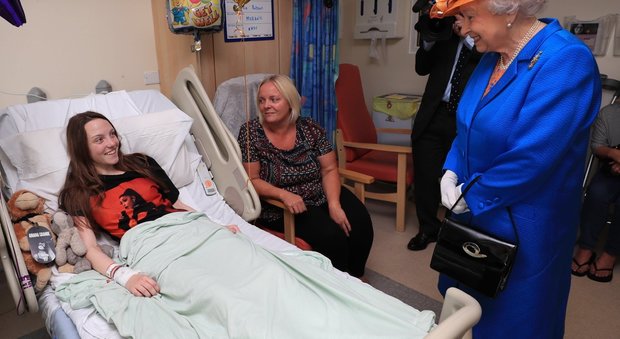 Manchester, la regina Elisabetta ai bimbi in ospedale: "Attacco malvagio, ma siamo uniti"