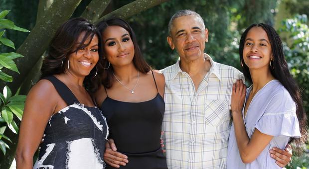 Thanksgiving, la foto della famiglia Obama fa il pieno di "like"