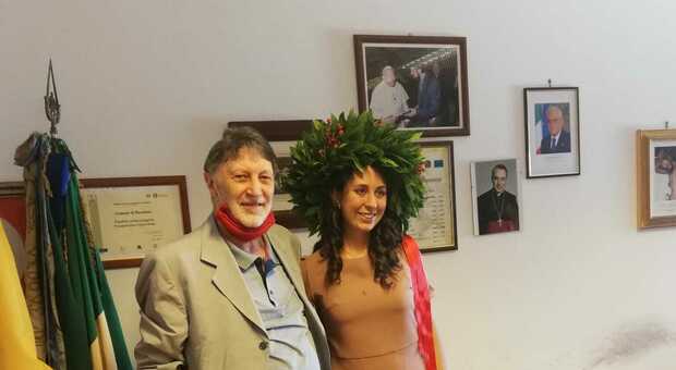 Il sindaco Guidi con la neo laureata