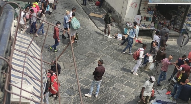 Degrado a Napoli, la casbah di porta Nolana: mercatino delle pezze, assembramenti e zero mascherine