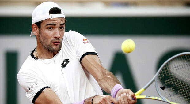 Berrettini lotta, ma deve arrendersi in quattro set a Djokovic nei quarti del Roland Garros
