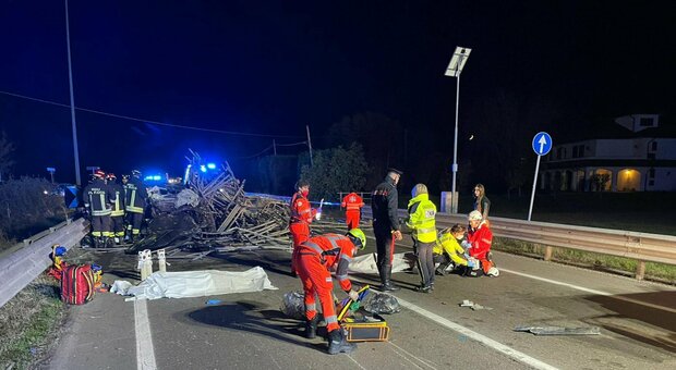 Reggio Emilia, camion perde impalcature e travolge auto in transito: morti due ragazzi. Arrestato l'autista