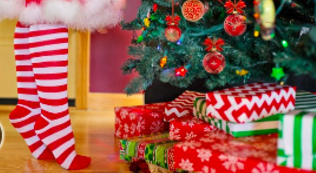 «Per voi Babbo Natale esiste?». Il quiz della maestra di religione fa infuriare i genitori: «Mio figlio non mi parla più»