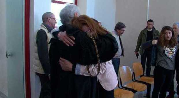 La mamma di Sara abbraccia l'avvocato dopo la sentenza