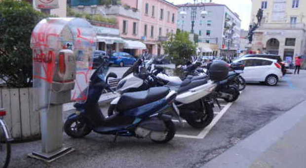 Parcheggio moto nei pressi di piazza Rossi