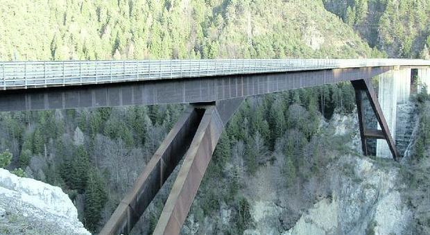 Il ponte Cadore che da anni balza alle cronache per casi di suicidio