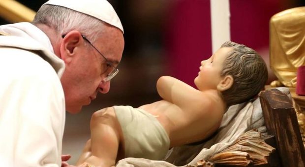 Papa Francesco chiede di stare in silenzio davanti al presepe: «Sentirete e vedrete la sorpresa»