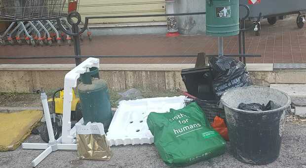 Inciviltà a Città Giardino: rifiuti abbandonati nella notte sul marciapiede di Via Piave