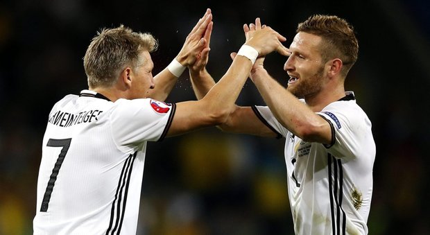 Schweinsteiger e Mustafi, gli autori del gol della Germania contro l'Ucraina