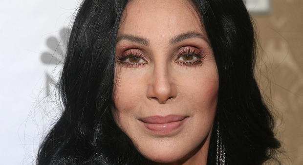 Cher, i giornali la danno malata e morente: lei dopo il malore si fa vedere così