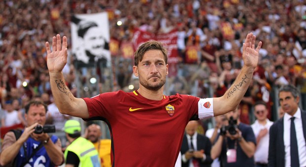 Roma, maturando si presenta con il pallone sotto braccio per il suo mito Francesco Totti