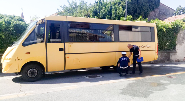Ubriaco alla guida dello scuolabus segnalato dai genitori e bloccato