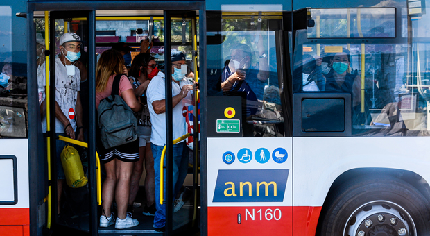 Covid, a Napoli mancano gli adesivi per limitare i posti sui bus: si viaggia uno sull'altro
