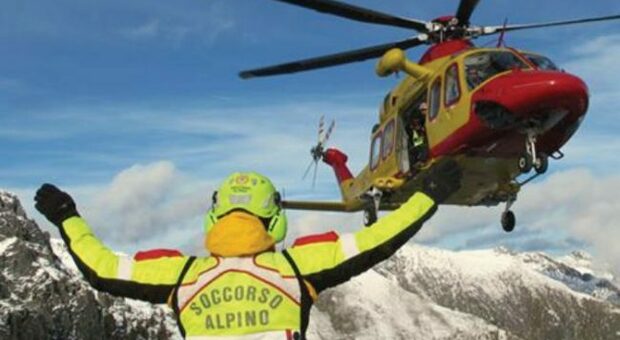 Monte Bianco, alpinista di 25 anni precipita per cento metri e muore