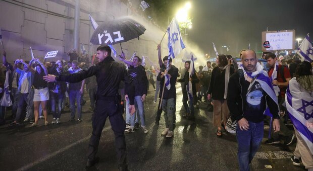 Israele, Netanyahu licenza il ministro dissidente. Proteste e scontri. Gli Usa: «Preoccupati»