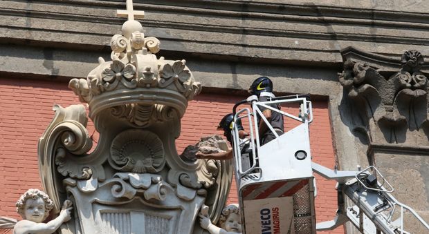 Napoli, si stacca un pezzo dello stemma sul portone del Museo Nazionale